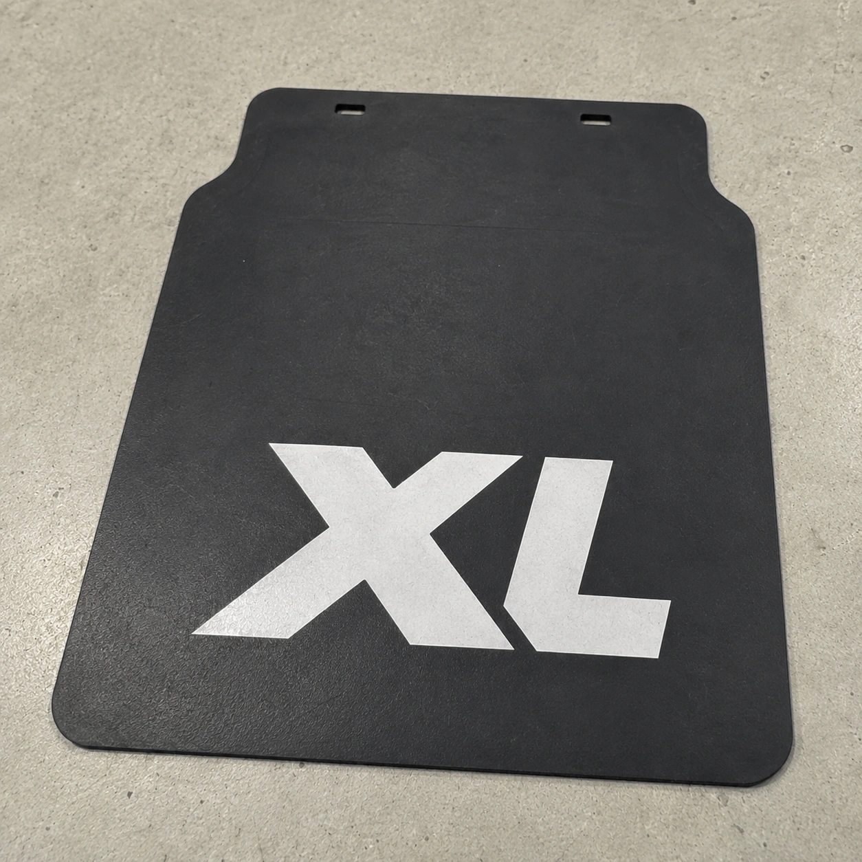 Zwarte XL-spatlap op maat met witte XL-bedrukking en twee bevestigingssleuven